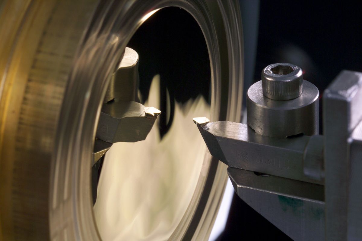 Herstellung spiegelglatter Oberflächen in Stahl durch Hoch- und Ultrapräzisionszerspanung
